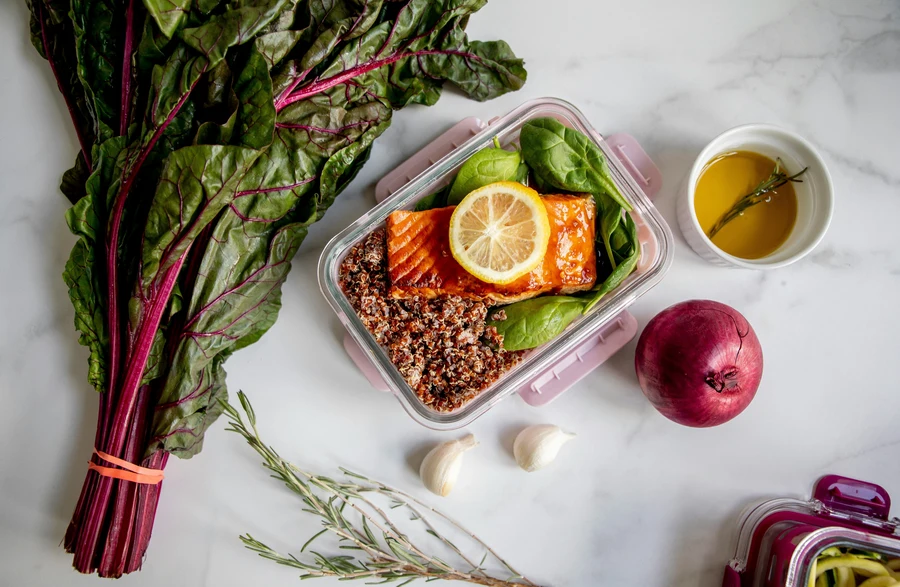 Bild som visar en matlåda med quinoa, lax och grönsaker.