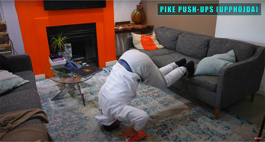 Pike push-ups på soffa bottenläge