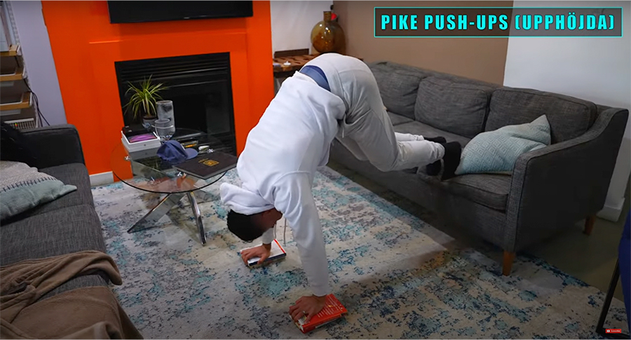 Pike push-ups på soffa startposition